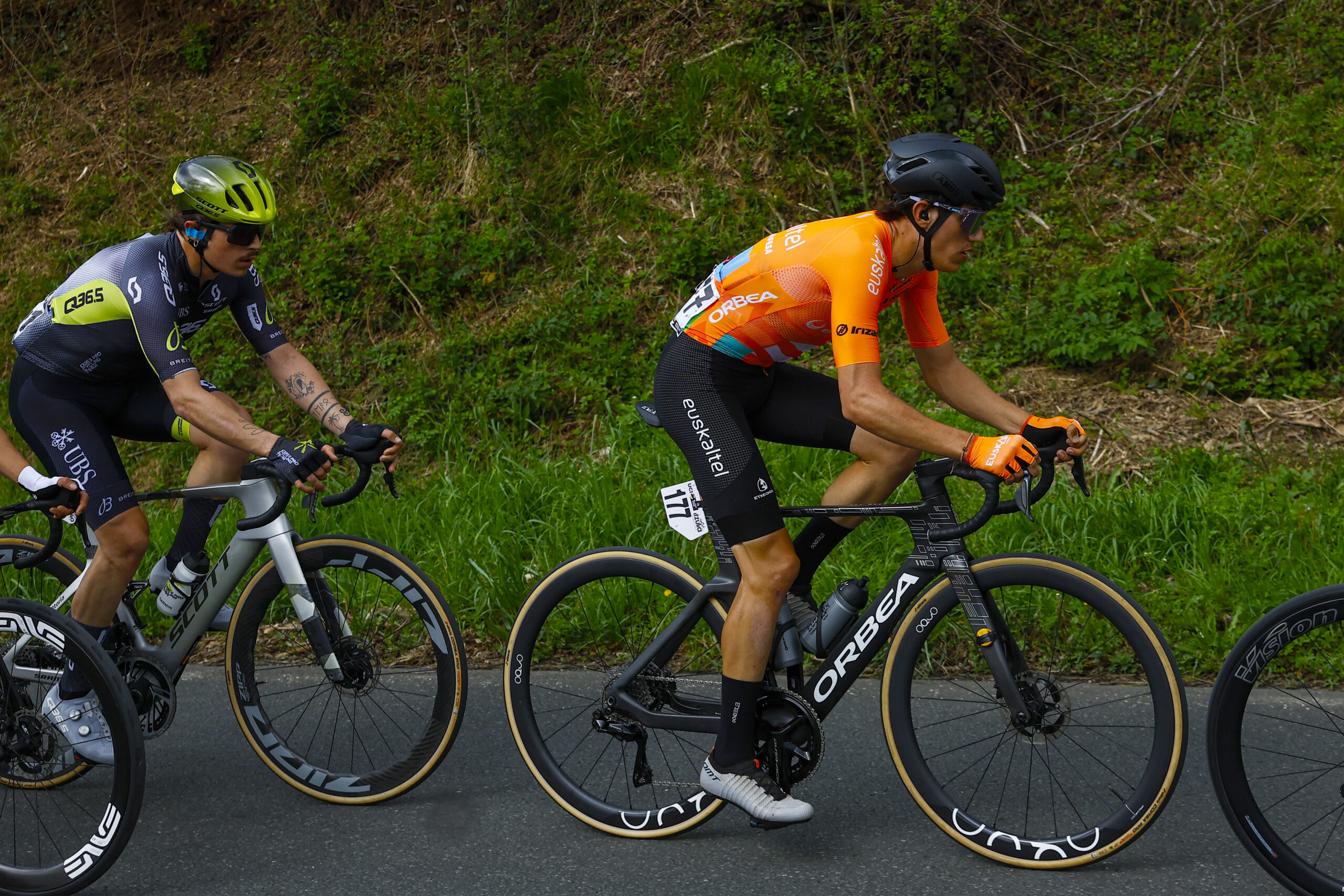 Enekoitz Azparren (Euskaltel-Euskadi), protagonista en la fuga de la segunda etapa de Itzulia y Aberasturi, segundo en Francia