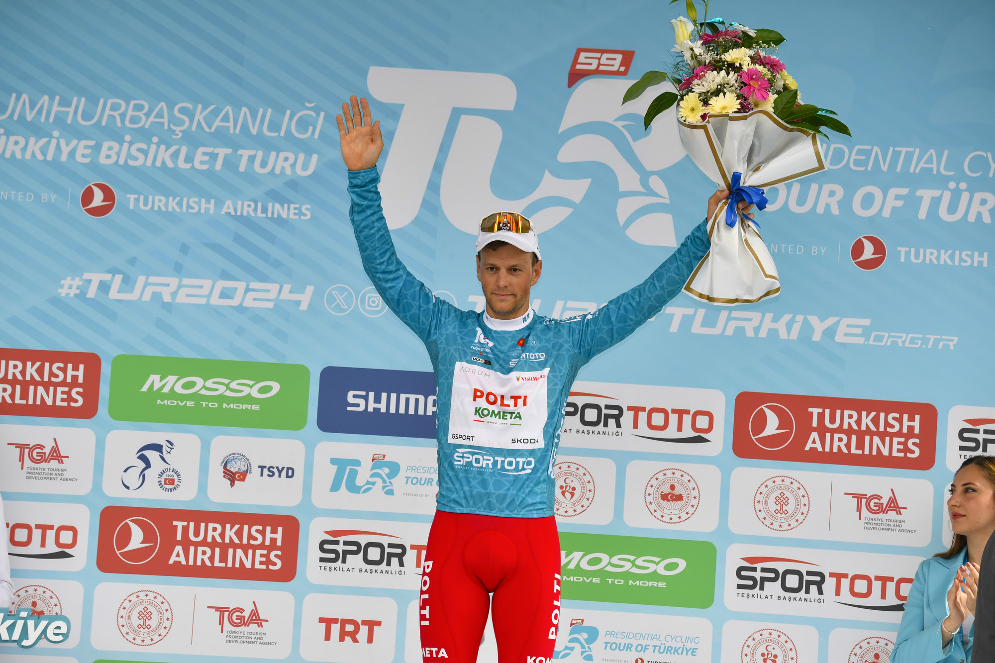 Lonardi en el podio con el maillot de líder / Photo by Sprint Cycling Agency