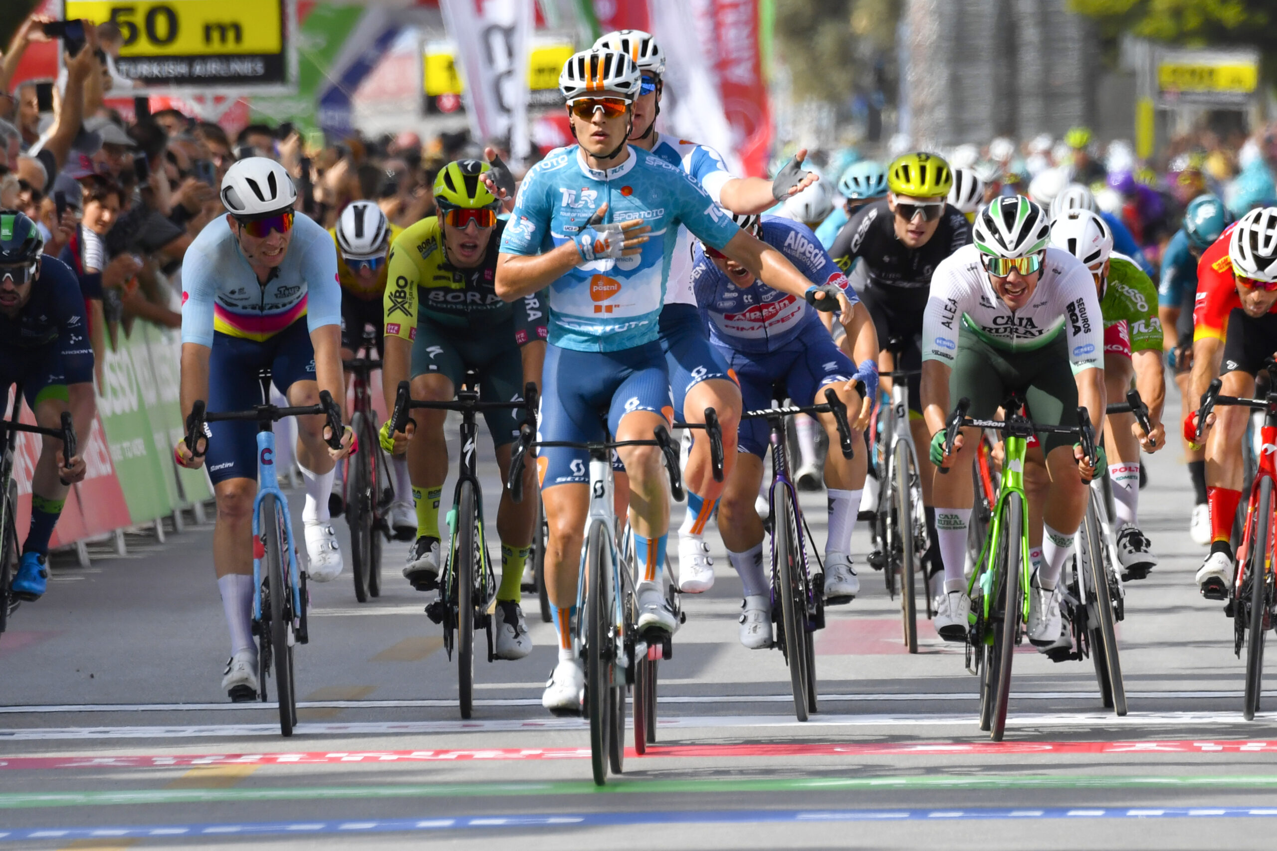 Iúri Leitão (Caja Rural - Seguros RGA) esprinta hasta el tercer puesto en la quinta etapa del Tour de Turquía
