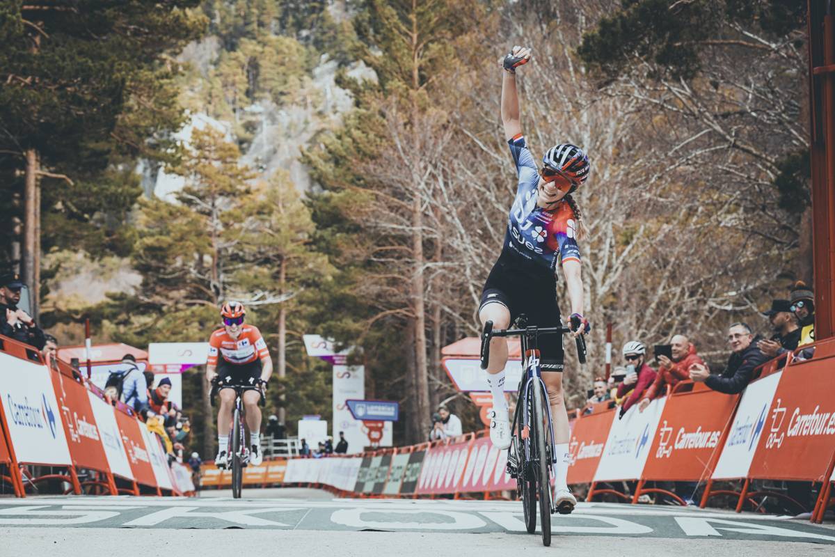 Évita Muzic (FDJ-SUEZ) consigue el triunfo en La Laguna Negra y Vollering mantiene el liderato de La Vuelta Femenina