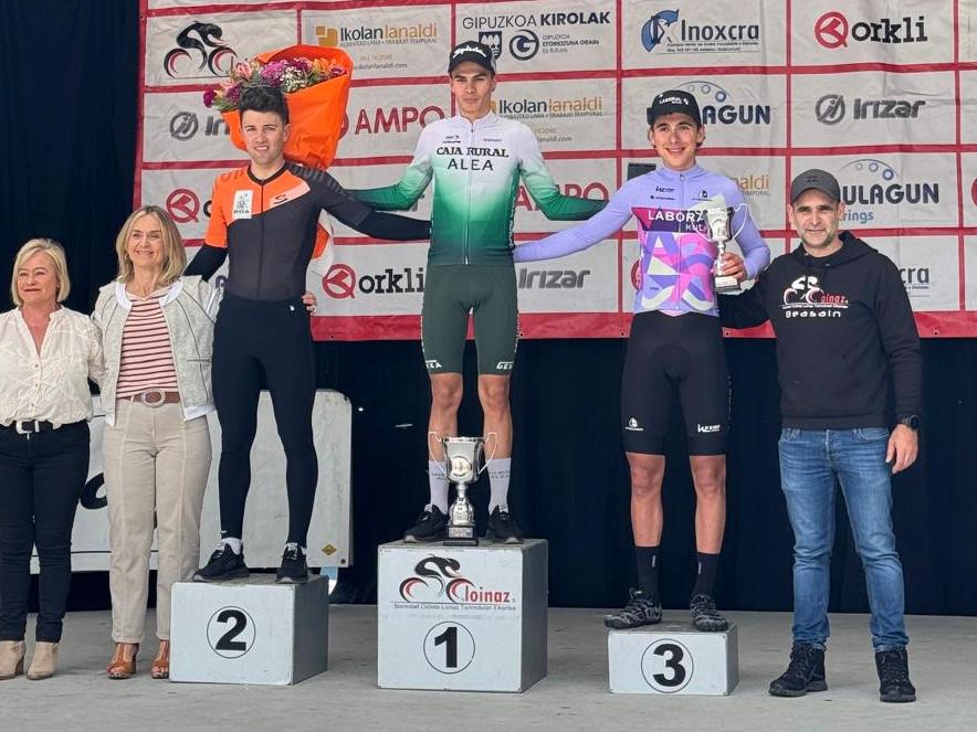 Podio en el Torneo Euskaldun de Beasain con Corres, Ruiz de Arcaute y Ugarte (Foto: @FilialCajaRural)