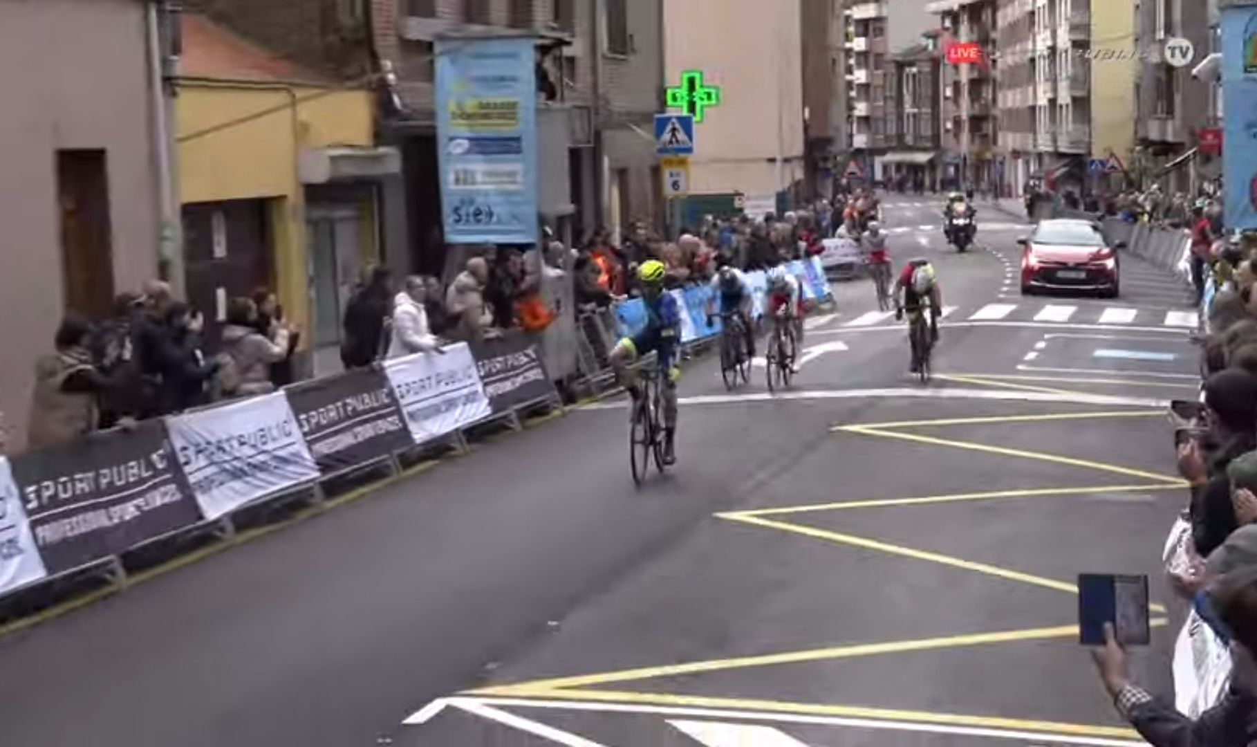 Van den Broek vence en Moreda la primera de la Vuelta a la Montaña Central de Asturias (Fuente: Sportpublic TV)