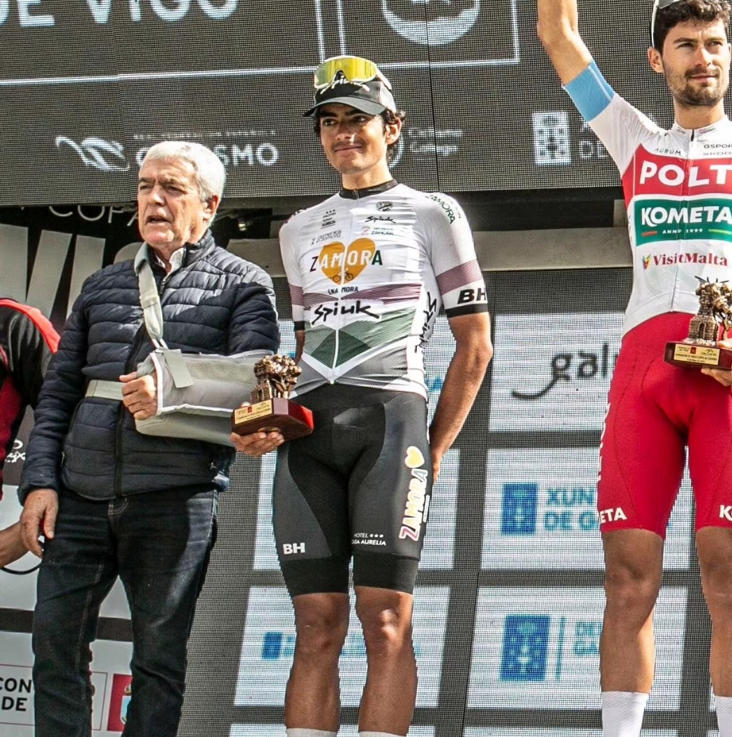 Jorge Gálvez en el podio de Vigo (Foto: @ZamoraEnaCyclng)