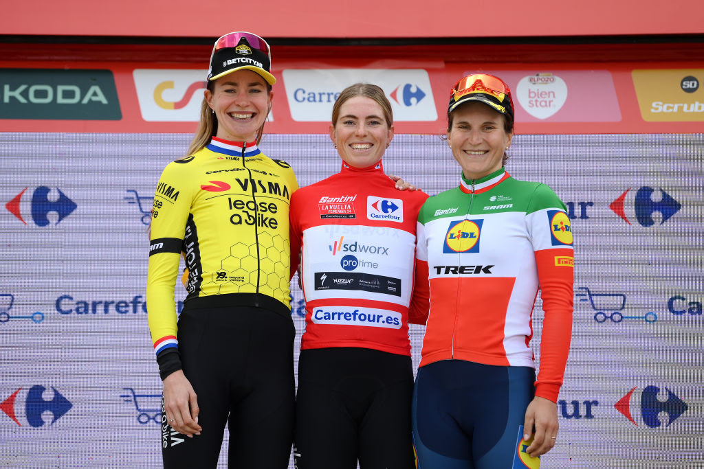 Podio La Vuelta Femenina 2024. (Photo by Alex Broadway/Getty Images)