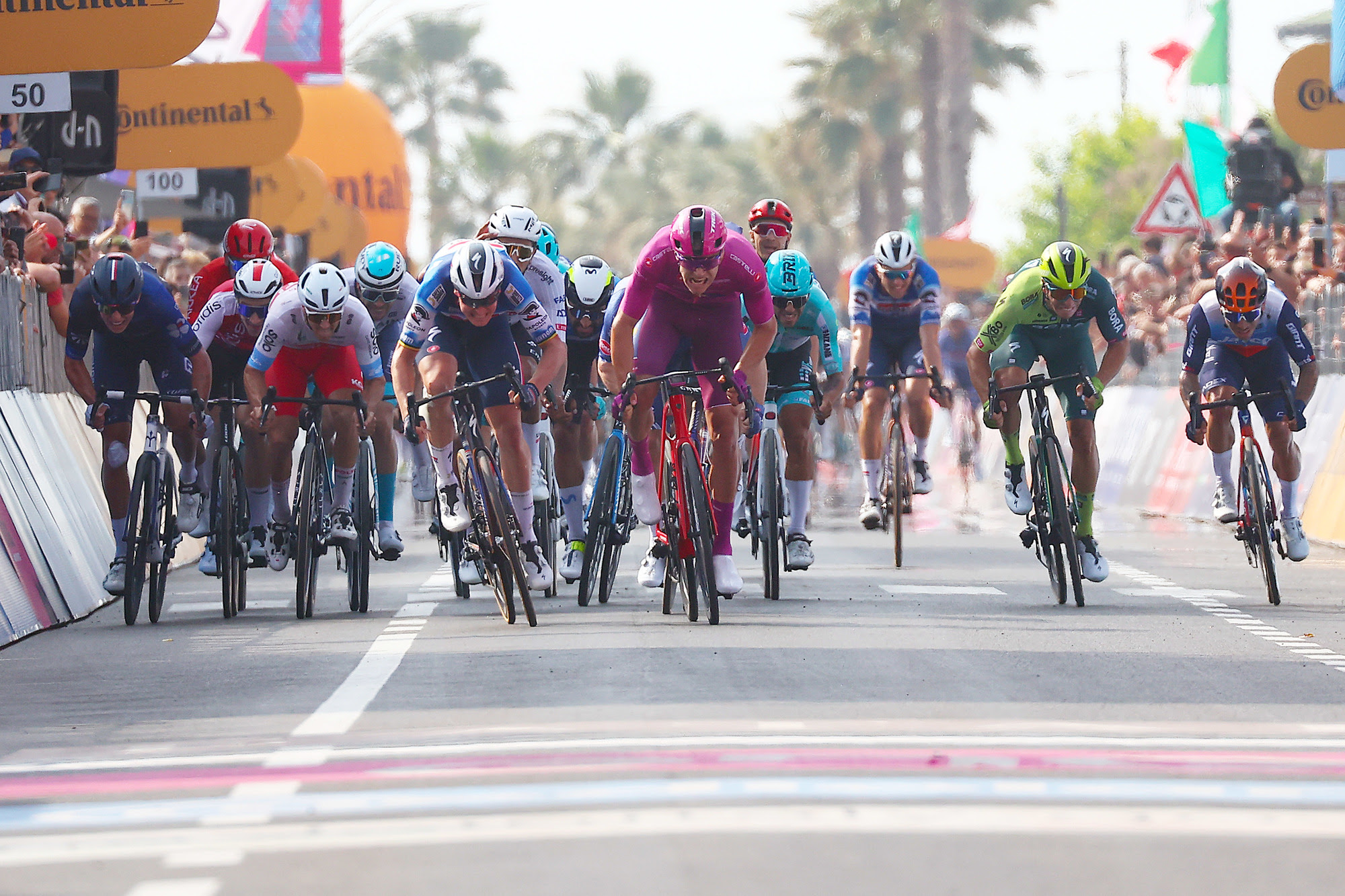 Lonardi (Polti Kometa) firma una meritoria tercera plaza en el esprint de Francavilla del Giro de Italia