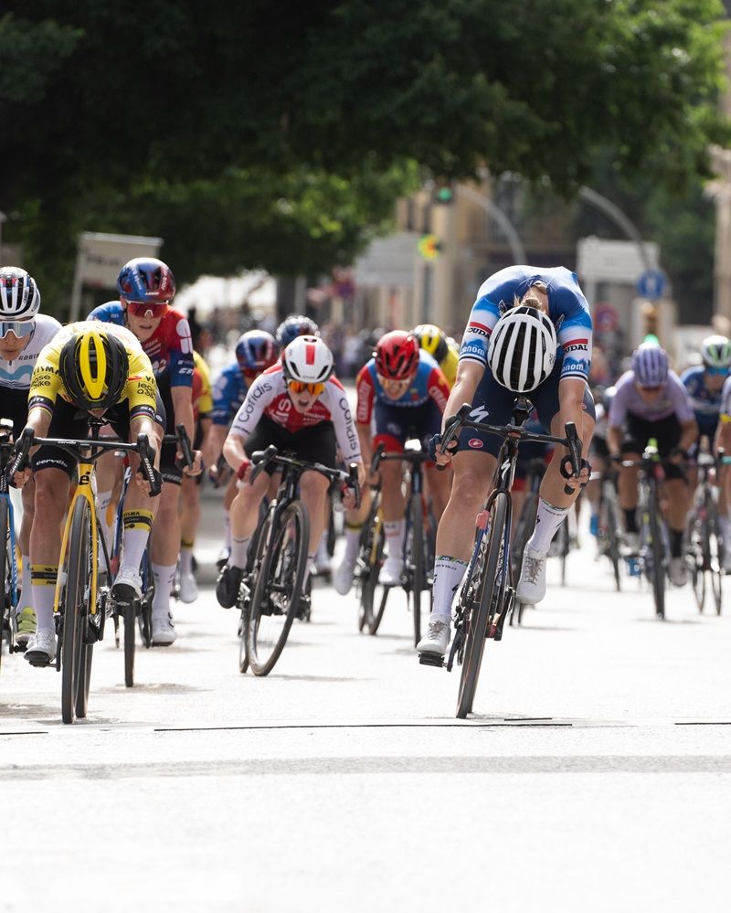 Ally Wollaston (AG Insurance-Soudal Team) soprende a Marianne Vos (Team Visma-Lease a Bike) en la primera etapa de la Volta a Catalunya