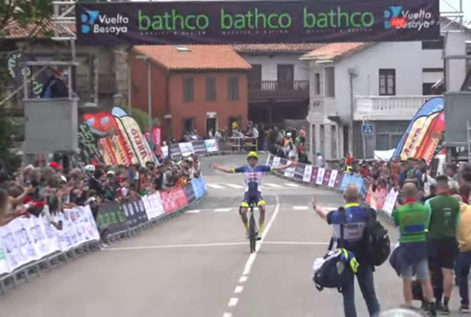 Jasper Schoofs gana en Polanco la tercera etapa de la Vuelta al Besaya (Imagen: Sportpublic TV)