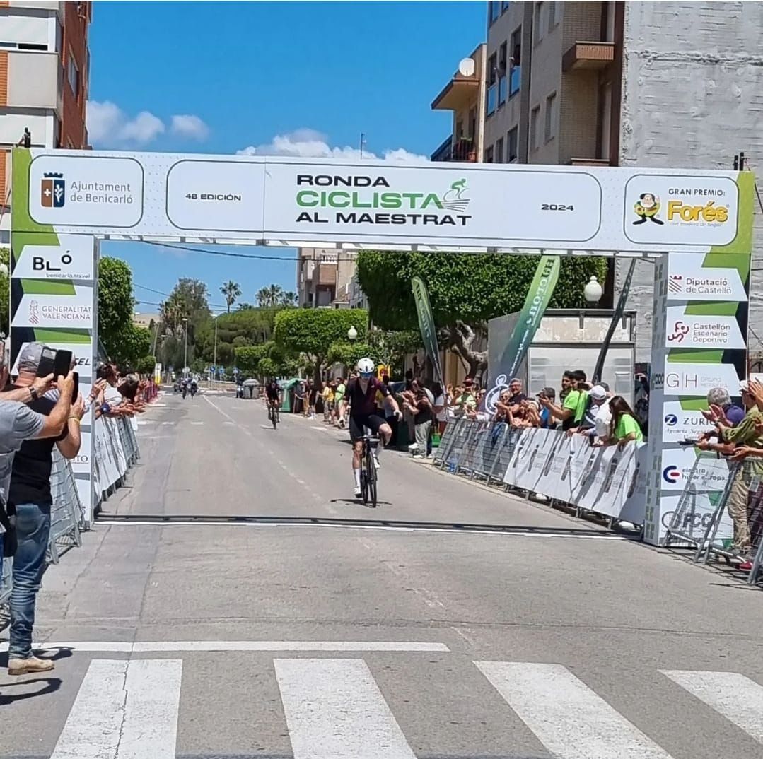 Oliver Stenning lidera el doblete del Equipo EBS en la Ronda al Maestrat