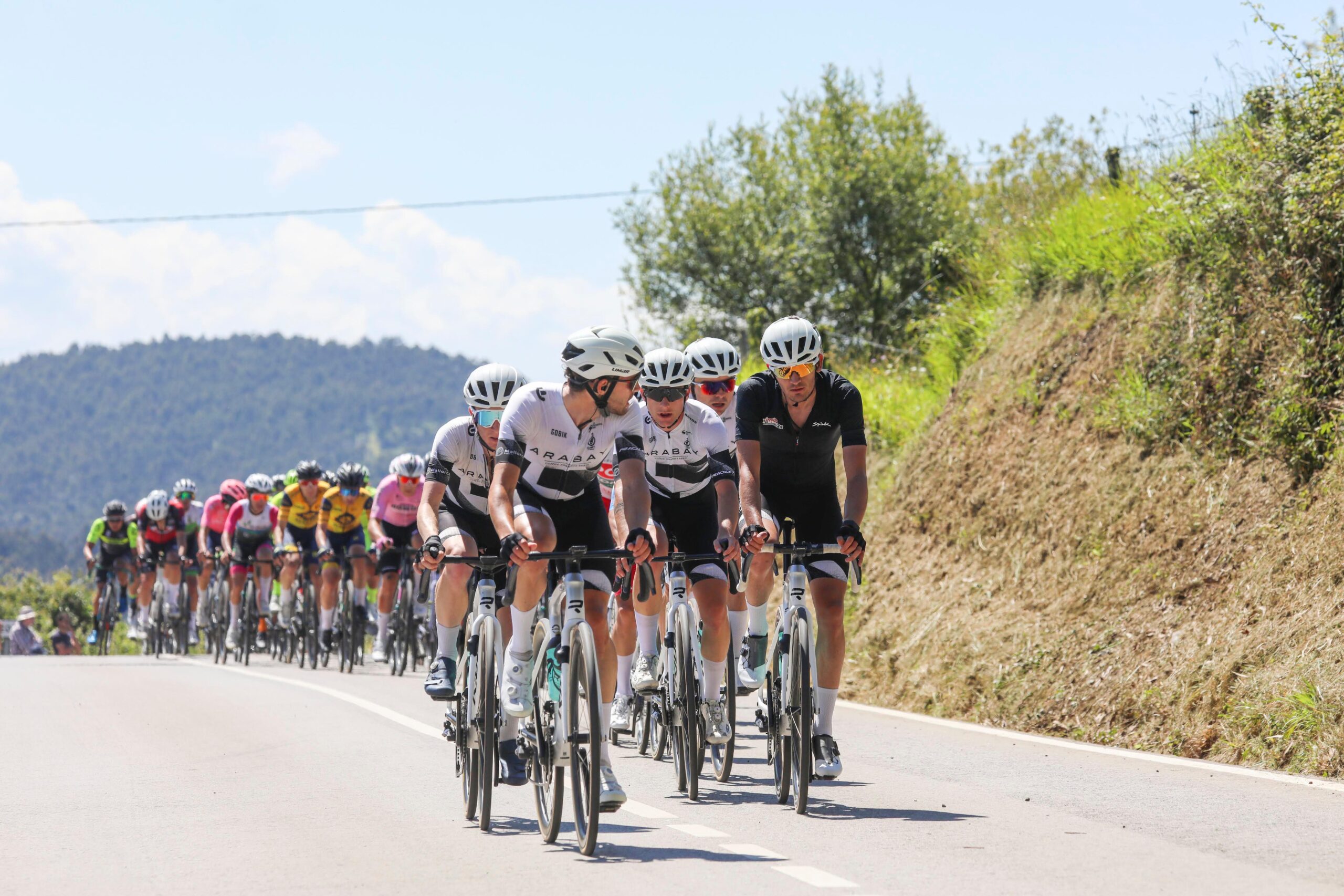 El Illes Balears - Arabay, juega a ganar la general en el Circuito Montañés y consigue la clasificación de la montaña con Curto