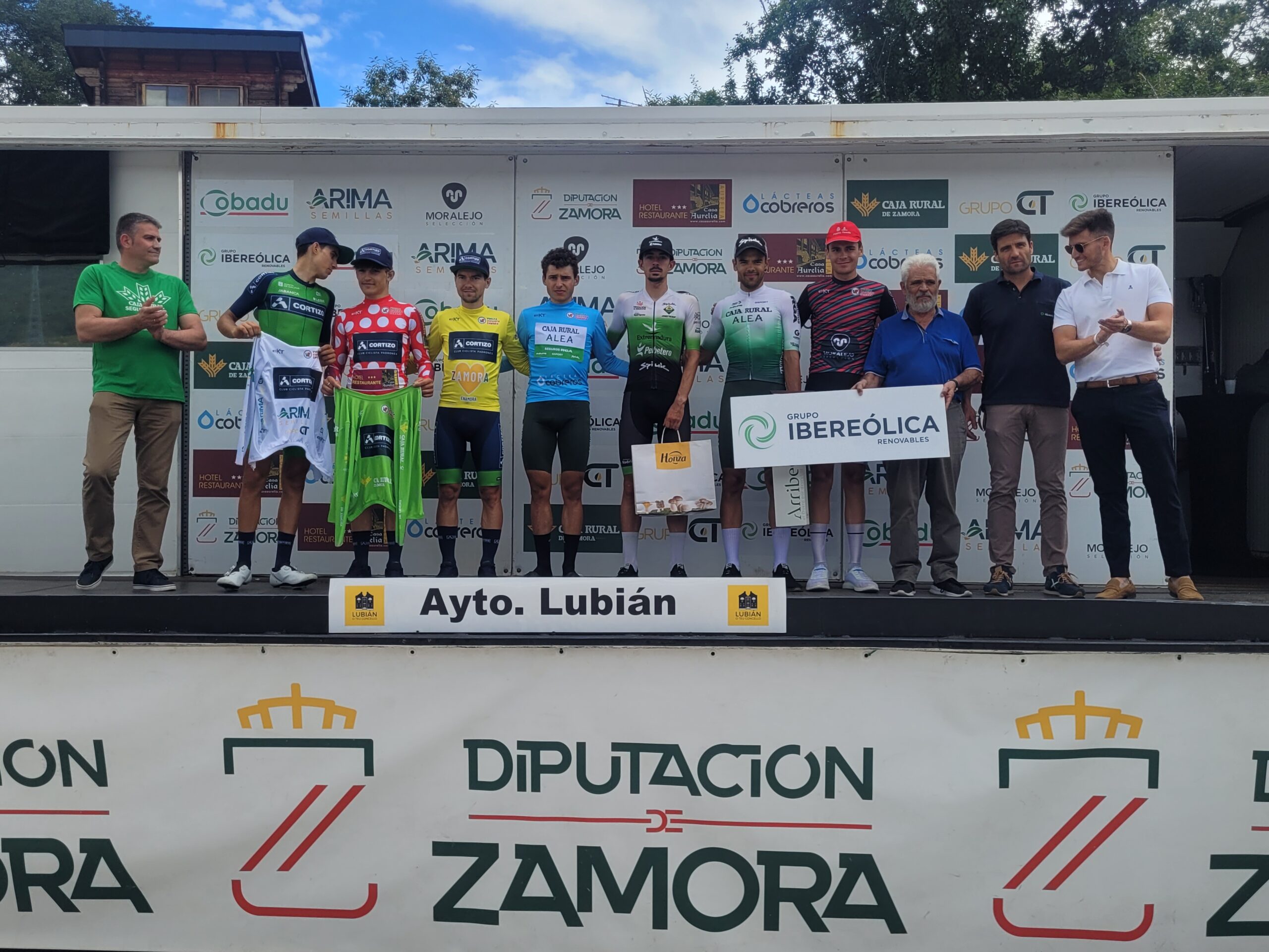 Foto del podio del día en Lubián (Foto: Fabio López - Ciclismo El Pelotón)
