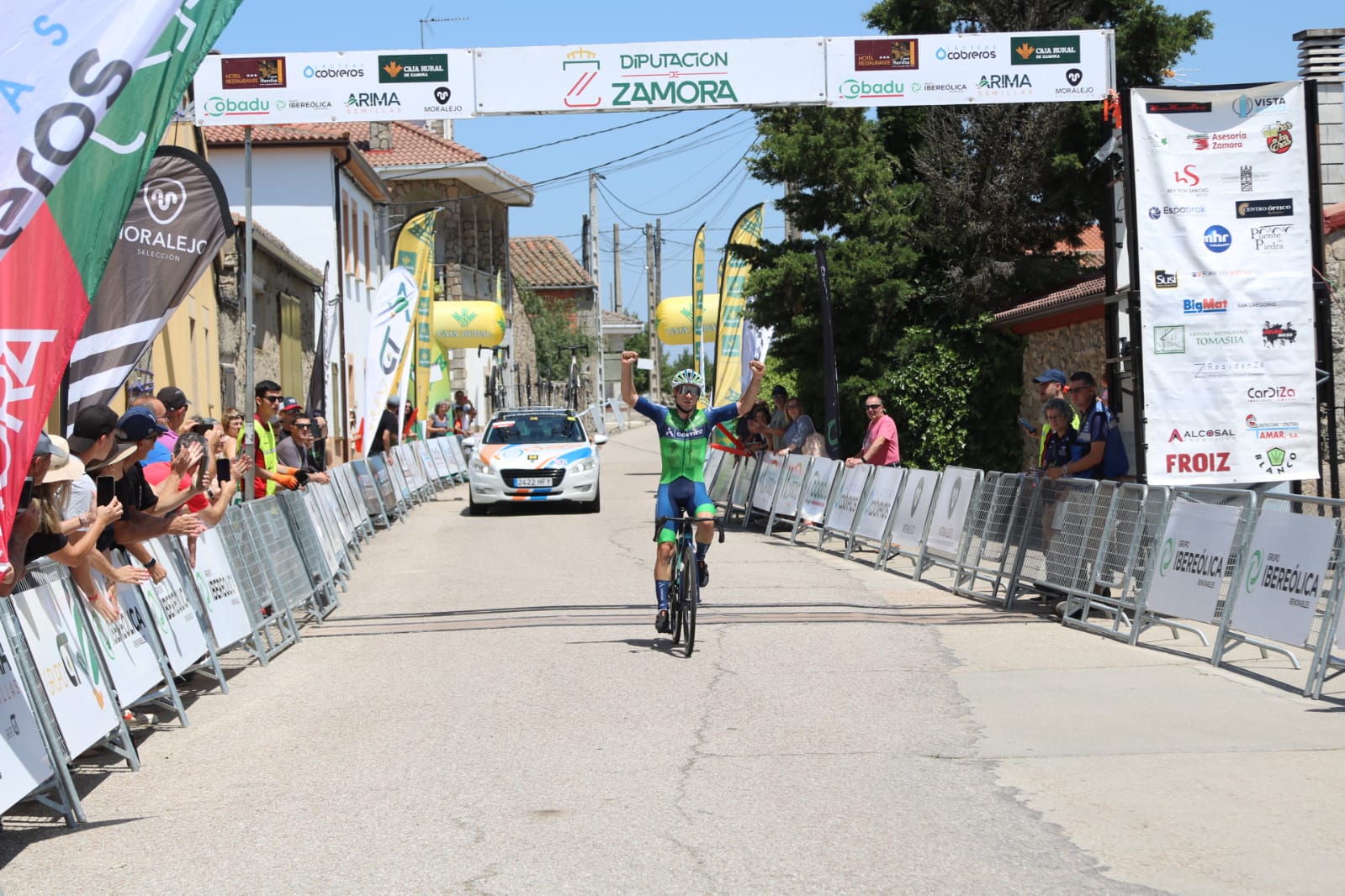 Entrada en la meta de Muga de Sayago de Maksym Bilyi (Foto: Álvaro García - Ciclismo El Pelotón)