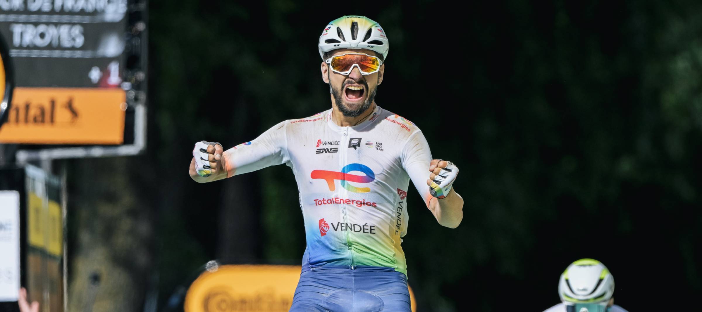 Turgis (Total Energies) alza los brazos y Pogačar rema sobre el polvo en la novena etapa del Tour