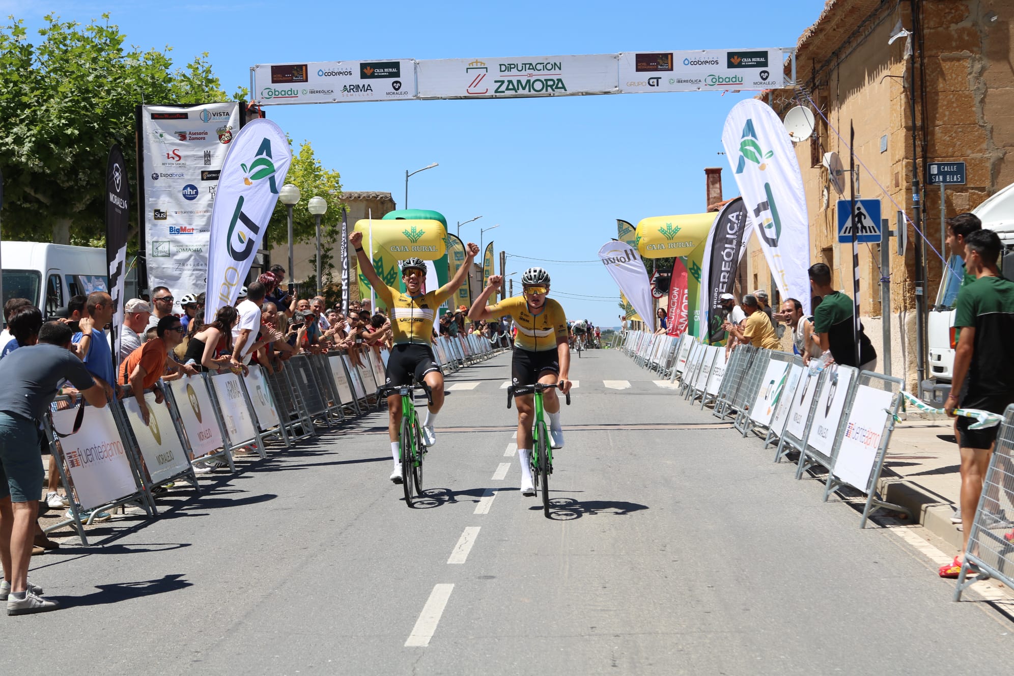 Los dos ciclistas del Team California celebran el triunfo en Villalazán.