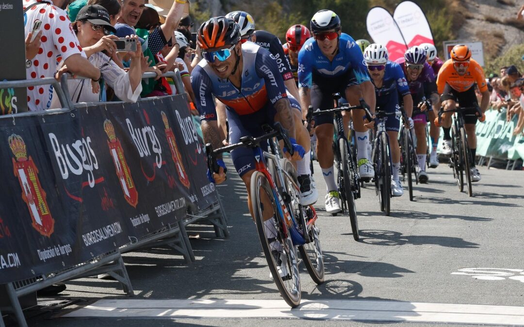 El australiano Caleb Ewan (Jayco Alula) arrebata el maillot morado a Bittner