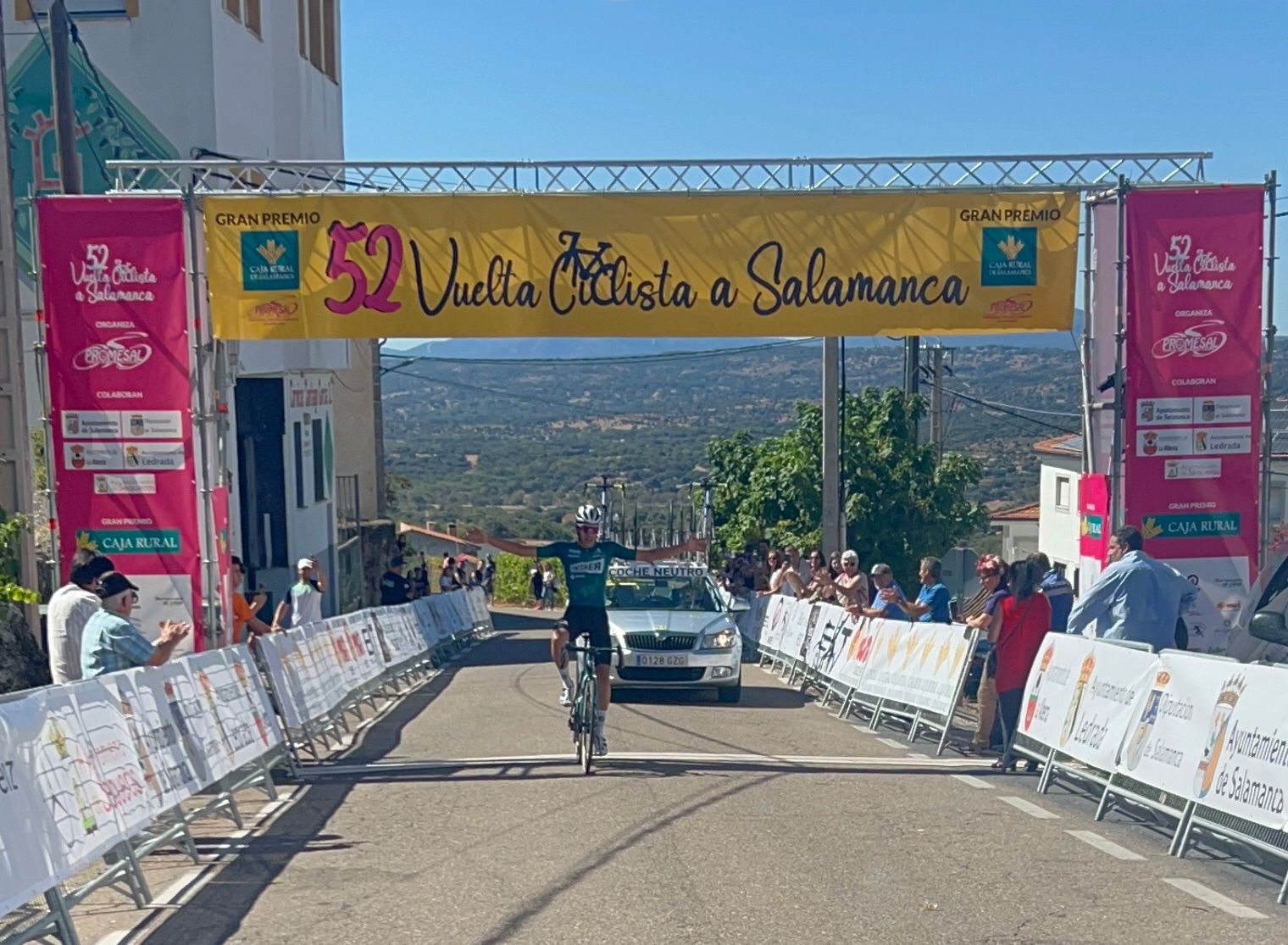 Pablo Carrascosa celebra la victoria en la primera etapa de la Vuelta a Salamanca 2024