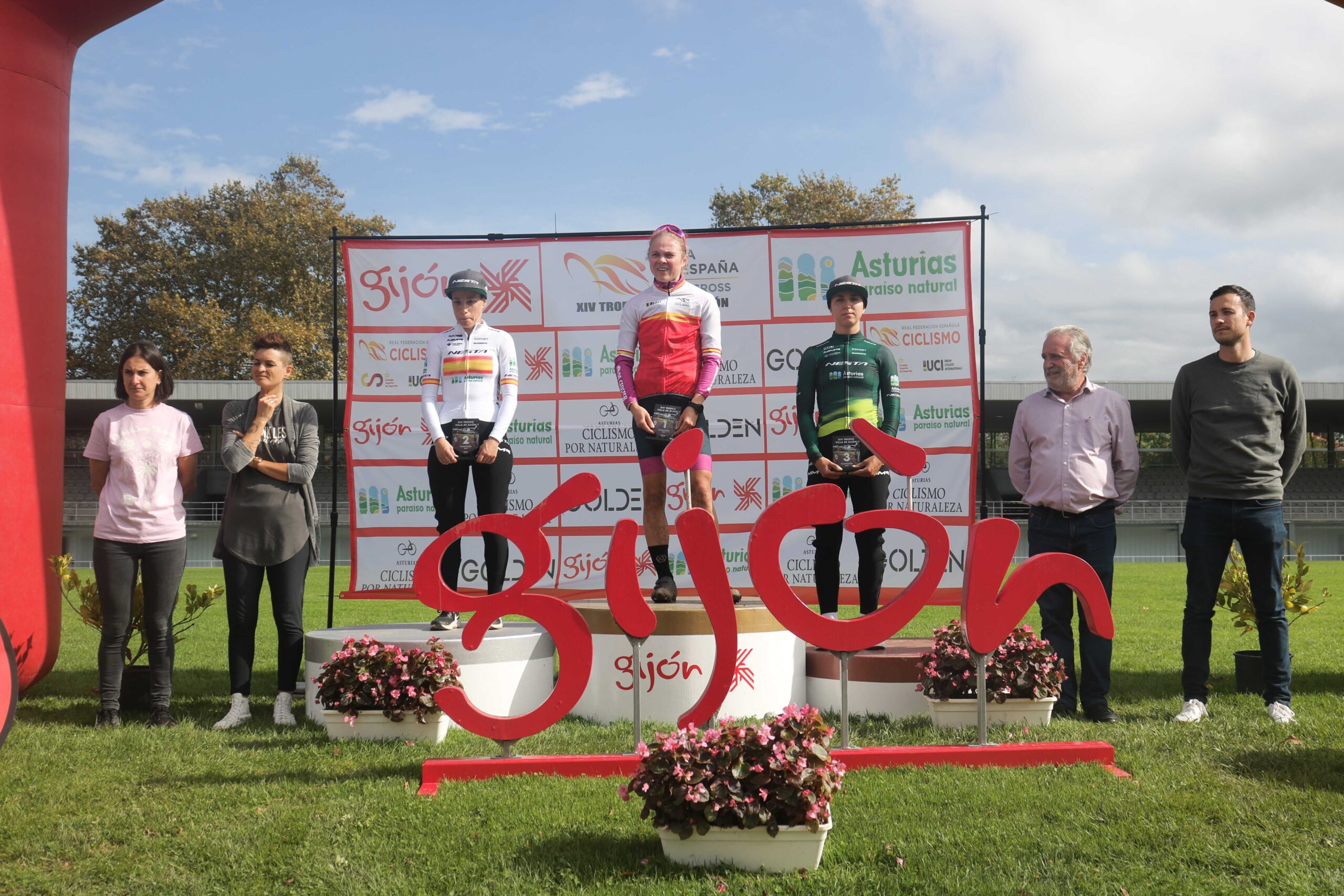 El Pelotón Kevin Suárez y Laura Verdonschot vencen en Gijón y se visten como líderes de la Copa de España de Ciclocross