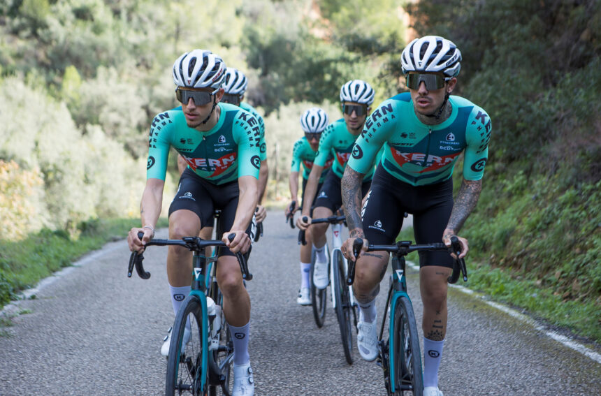 El Pelotón Kern Pharma presenta su maillot 2025 Kern Pharma Etxeondo