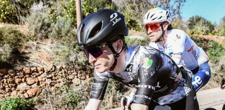 El Pelotón Doble representación del Illes Balears - Arabay en la fuga del GP Castellón - Ruta de la Cerámica Unai Esparza, durante la disputa de la Ruta de la Cerámica - GP Castellón.