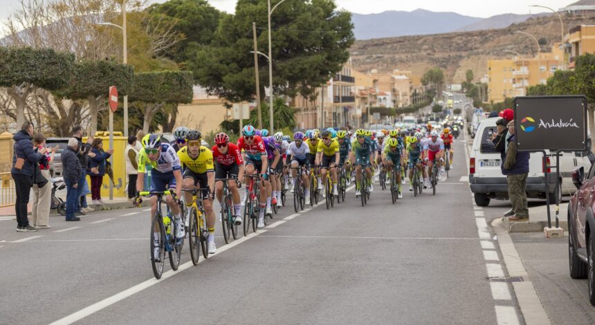 El Pelotón Duelo de sprinters en Roquetas de Mar Clásica de Almería