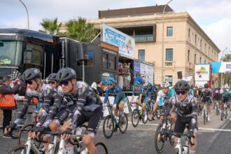 Los corredores del Illes Balears - Arabay, durante la disputa del Trofeo Palma. | Foto: Challenge Mallorca