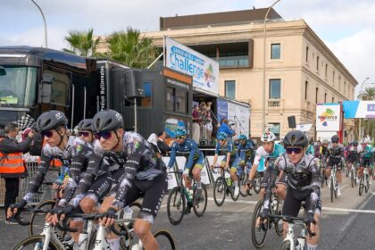 Los corredores del Illes Balears - Arabay, durante la disputa del Trofeo Palma. | Foto: Challenge Mallorca