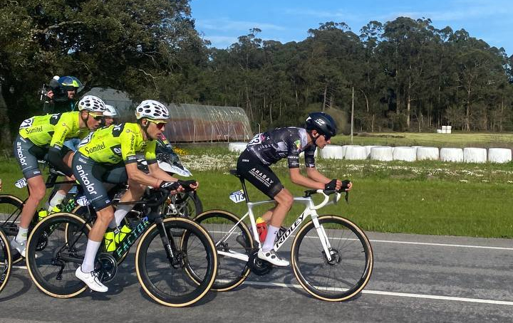 Pau Llaneras, durante su escapada en la 1ª etapa de O Gran Camiño.