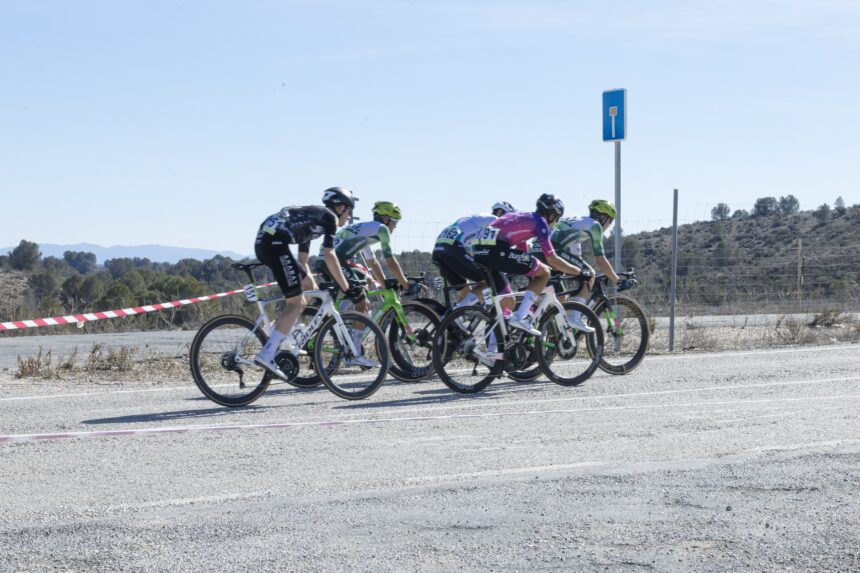 El Pelotón José María García (Illes Balears Arabay) se luce en la Vuelta a la Región de Murcia José María García, durante la Vuelta a la Región de Murcia 2025 | Foto: Pedro Semitiel