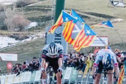 Juan Ayuso (UAE) asesta el primer golpe en La Molina