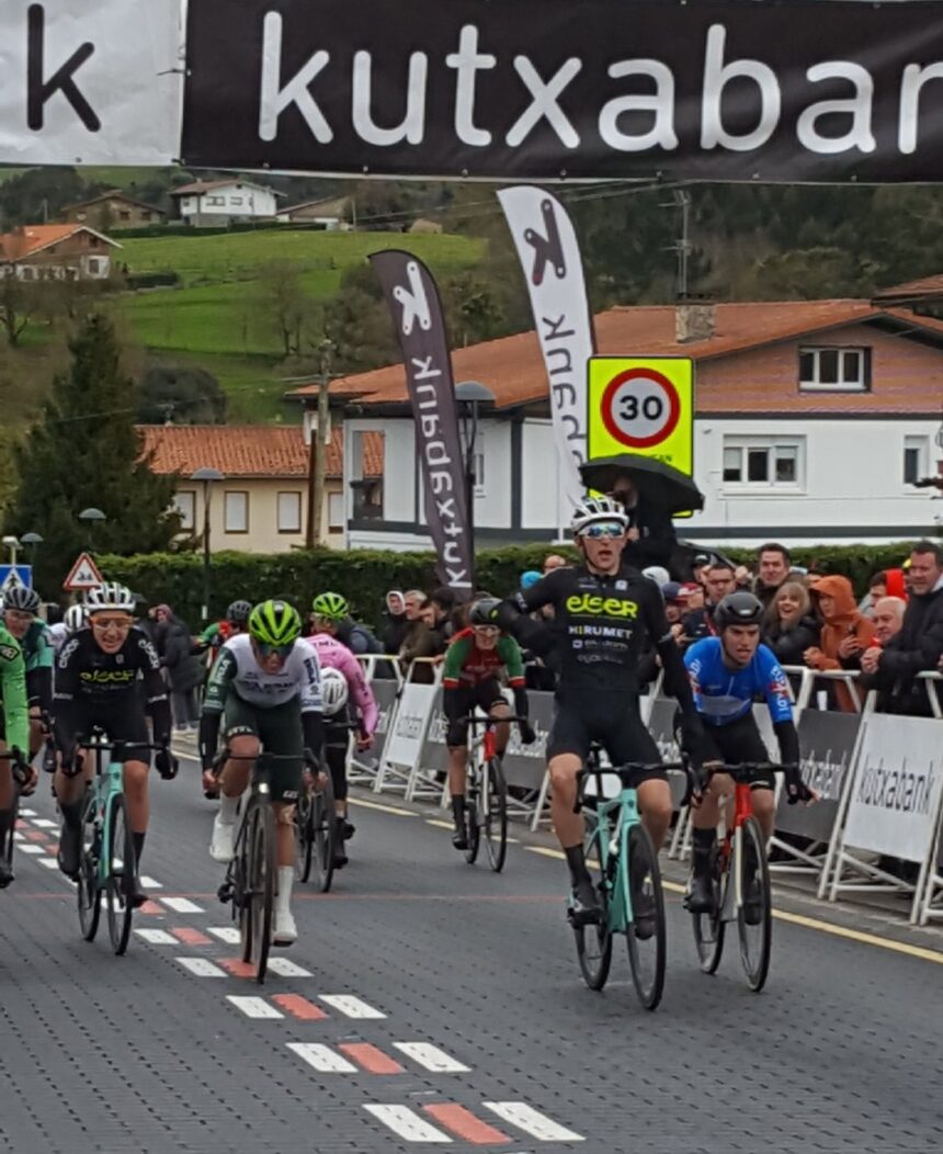 El Pelotón Eiser-Hirumet le coge la medida al Torneo Euskaldun y vuelve a ganar con Eder Moreno en Laukiz Victoria de Eder Moreno en Laukiz (Foto: @Mertxe_Beriain)
