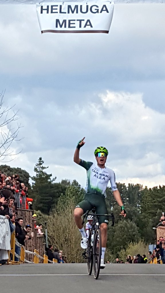 El Pelotón Gorka Corres (Caja Rural ALEA) se impone desde la fuga en Ereño. Gorka Corres Caja Rural ALEA Torneo Euskaldun Ereño