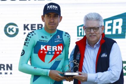 Premio a la combatividad del Equipo Kern Pharma en la Volta a Catalunya