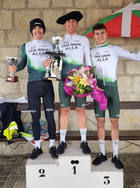 El Pelotón Caja Rural-Alea le coge la medida a Natxitua y firma un enorme triplete Podio de la prueba de Natxitua con Lozano, Uncilla y Regada (Foto: @FilialCajaRural)