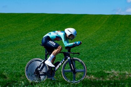 Inicia sin percances la Itzulia del Equipo Kern Pharma