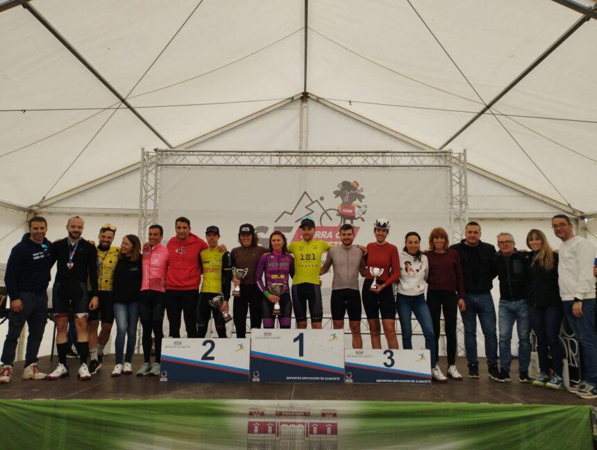 El Pelotón La IV Gran Fondo Sierra de Albacete bate récords con más de 2000 ciclistas participantes Pódium Gran Fondo Sierra Albacete