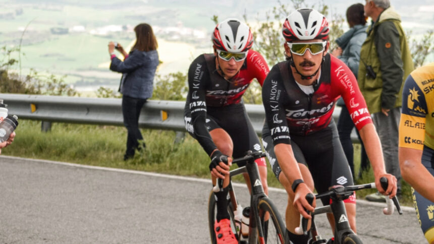 El Pelotón Torres - Sobato se queda a las puertas del triunfo en el díptico 'santo' de Durana y Estella Torres Sobato