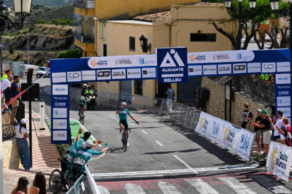 Llibert Sendros (ControlPack) en la meta de Relleu.