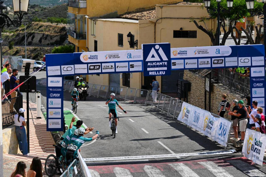 Llibert Sendros (ControlPack) en la meta de Relleu.