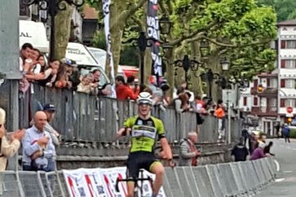 El Pelotón Nijs Milan (DL Chemicals-Experza) se adelanta en Bera y Luis Alberto Lajarín (Finisher) pasa a liderar la Bidasoa Itzulia