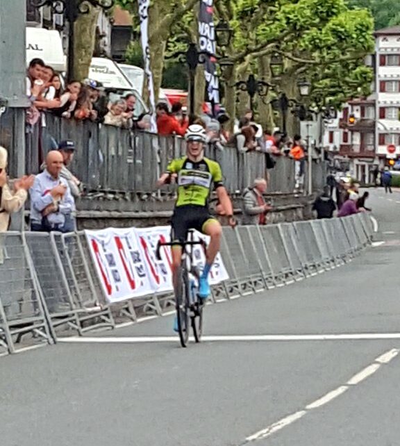 El Pelotón Nijs Milan (DL Chemicals-Experza) se adelanta en Bera y Luis Alberto Lajarín (Finisher) pasa a liderar la Bidasoa Itzulia