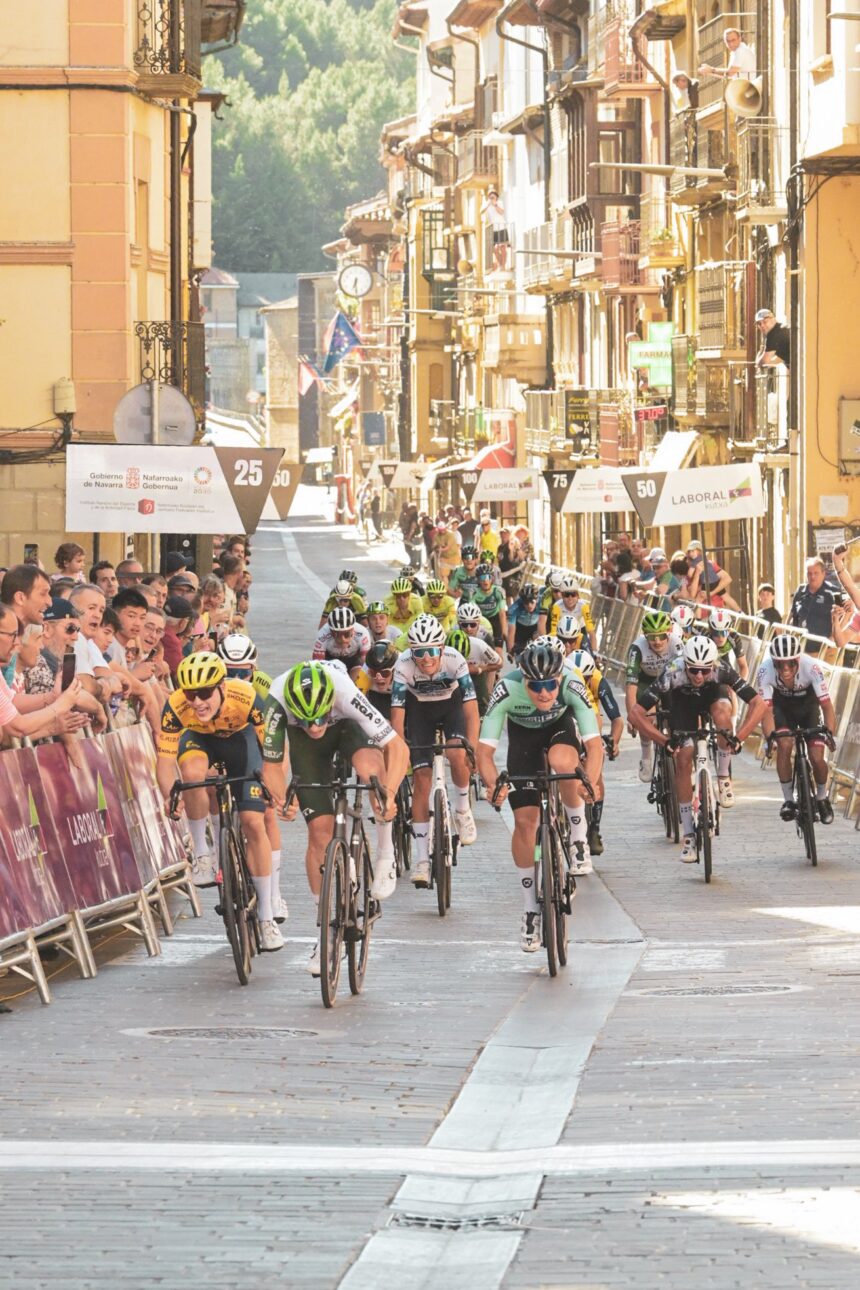 El Pelotón Sigue el dominio de Caja Rural-Alea en la Vuelta a Navarra con Ellande Larronde venciendo el sprint de Sangüesa Victoria de Ellande Larronde en la inaugural de Vuelta a Navarra 2025 (Foto: @vueltanavarra_)