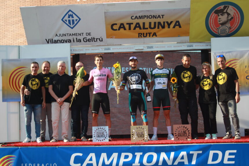 El Pelotón Christopher Morales (Controlpack) gana la Clàssica Isaac Galvez al campeón catalán Víctor Castellano (Gomur-Cantabria Infinita) Podio de la Clàssica Isaac Gálvez 2025 (Foto: @ciclismecat)