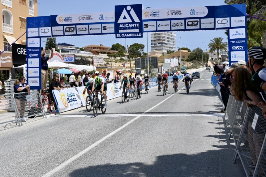 El Pelotón Larronde vence en El Campello y Rubirola se lleva la Challenge Alicante Interior en el día perfecto de Caja Rural - ALEA Ellande Larronde (Caja Rural - ALEA) en la meta de El Campello.