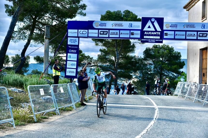 El Pelotón Marc Rubirola (Caja Rural - ALEA) vence en la Ermita de Sant Antoni y se viste de líder en la Challenge Alicante Interior Marc Rubirola (Caja Rural - ALEA) en la meta de la Ermita de Sant Antoni (Alcoy)