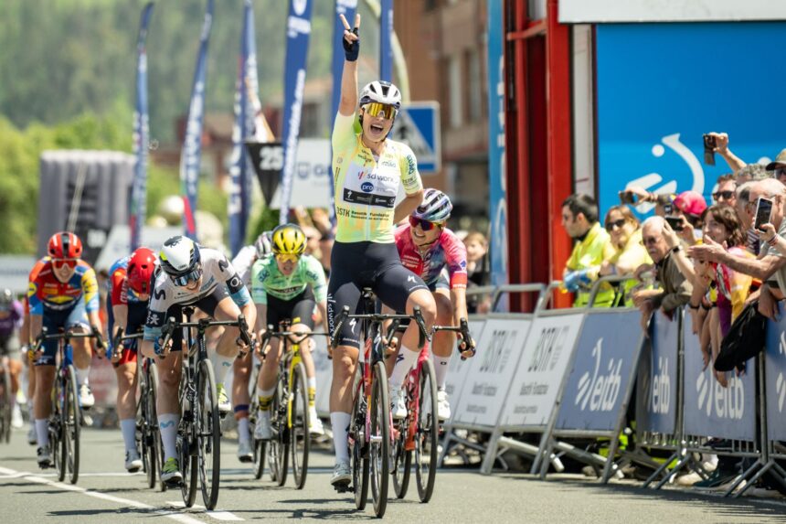 El Pelotón Mischa Bredewold (SD Worx Protime) gana también la segunda etapa de la Itzulia Women 2025 Mischa Bredewold SD Worx Itzulia Women