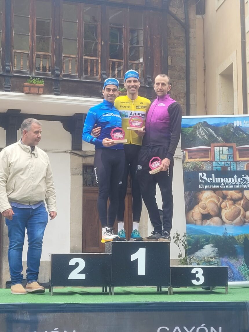 Podio de la Clásica Belmontina 2025 con doblete de La20Veinte (Foto: Fabio López - Ciclismo El Pelotón)