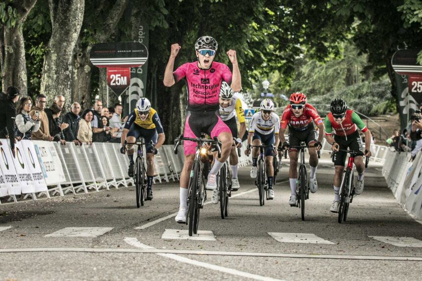 El Pelotón Ilia Savekin da un merecido triunfo al Technosylva-Maglia-Rower-Bembibre en el cierre de la Copa de España de César Pérez (Finisher) Triunfo en Vigo de Ilia Savekin (Foto: Difusion Sport)