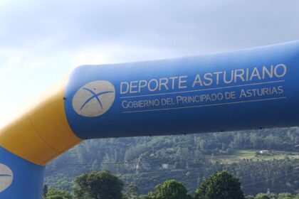 Santiago Delgado (Purito Cycling Team) impone su velocidad en la llegada al esprint en Soto de Ribera