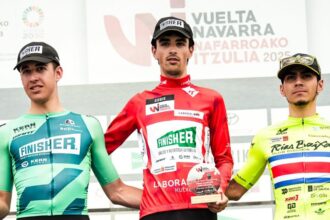 Podio final de la LXII Vuelta a Navarra 2025 con Ramos, Gómez y Granados (Foto: @VueltaNavarra_)