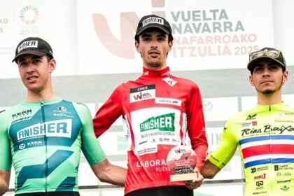 Podio final de la LXII Vuelta a Navarra 2025 con Ramos, Gómez y Granados (Foto: @VueltaNavarra_)
