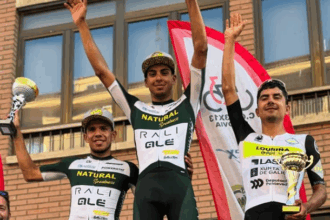 Podio de la XLI Vuelta a los PInares Segovianos 2025 con Caballero, Archibold y Mancipe (Fuente: @fundacion_ciclismo_benicadell)